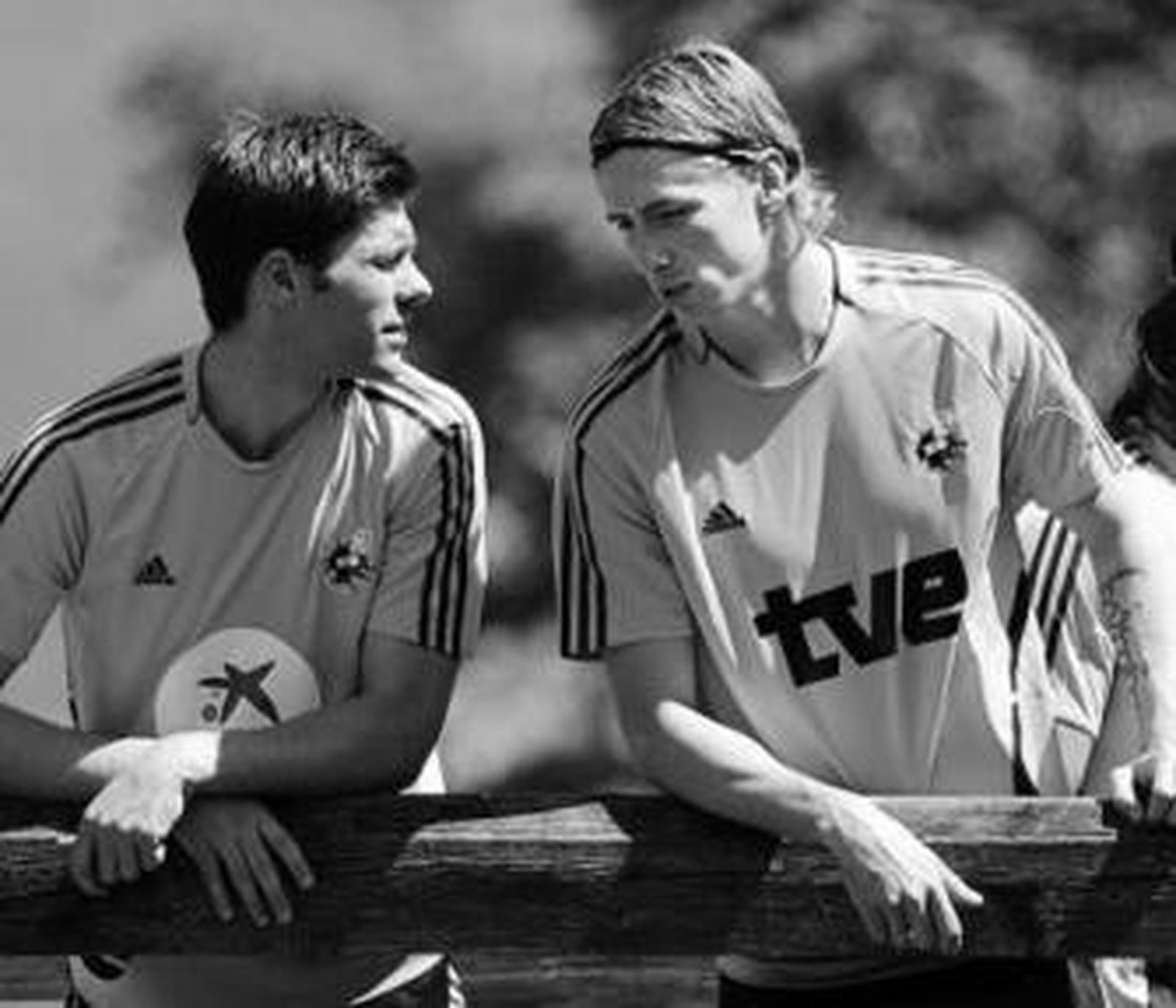 Xabi Alonso y Fernando Torres dialogan.