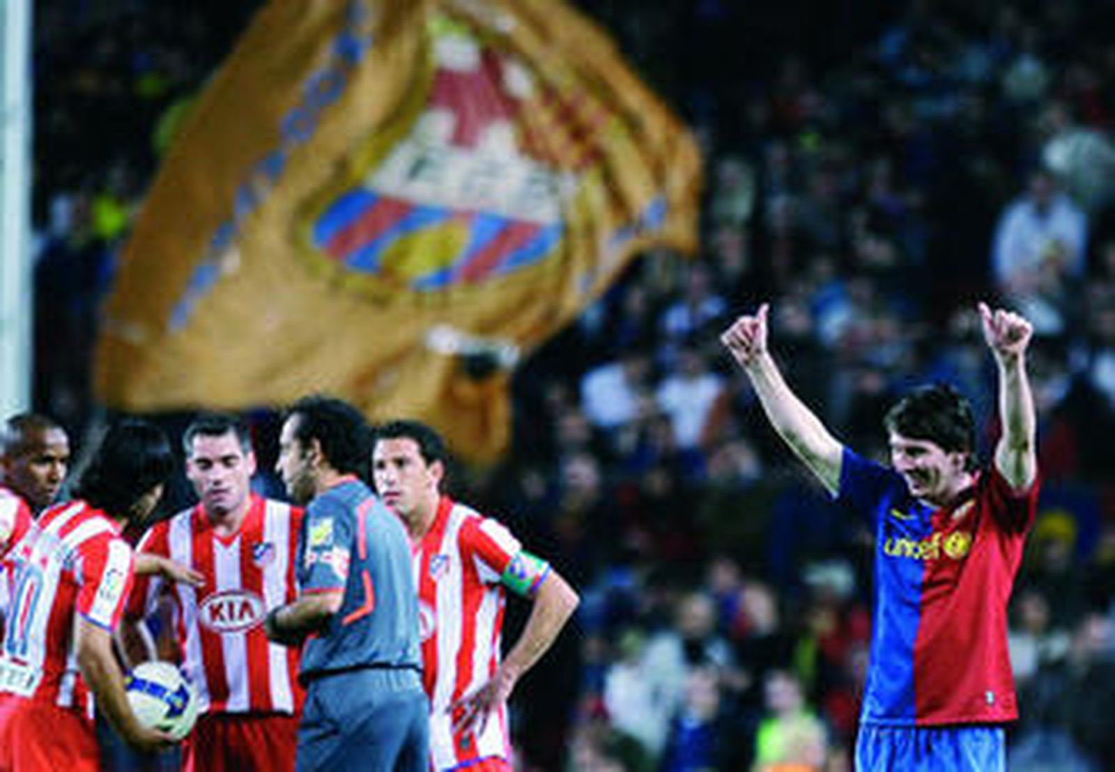 Messi celebra un gol ante el Atlético, cuyos jugadores protestan a Iturralde González la jugada, el pasado 4 de octubre.