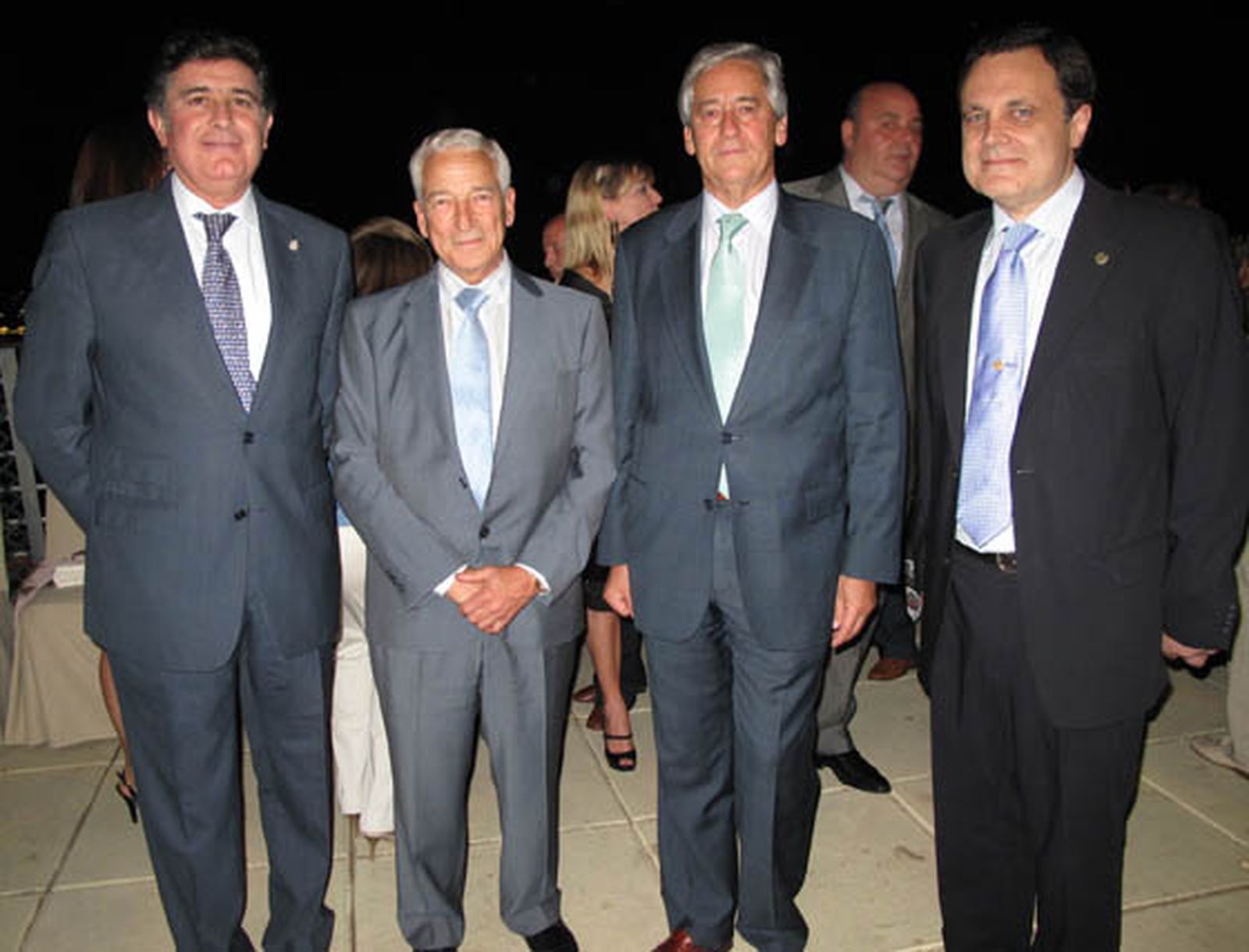 Manuel Pérez, presidente del Colegio de Farmacéuticos de Sevilla; Miguel Carrero, presidente de Previsión Sanitaria Nacional (PSN); Manuel García Abad, editor de Medical Economics, y Fernando Gutiérrez de Guzmán, secretario de PSN.

Foto: Victoria Ramírez