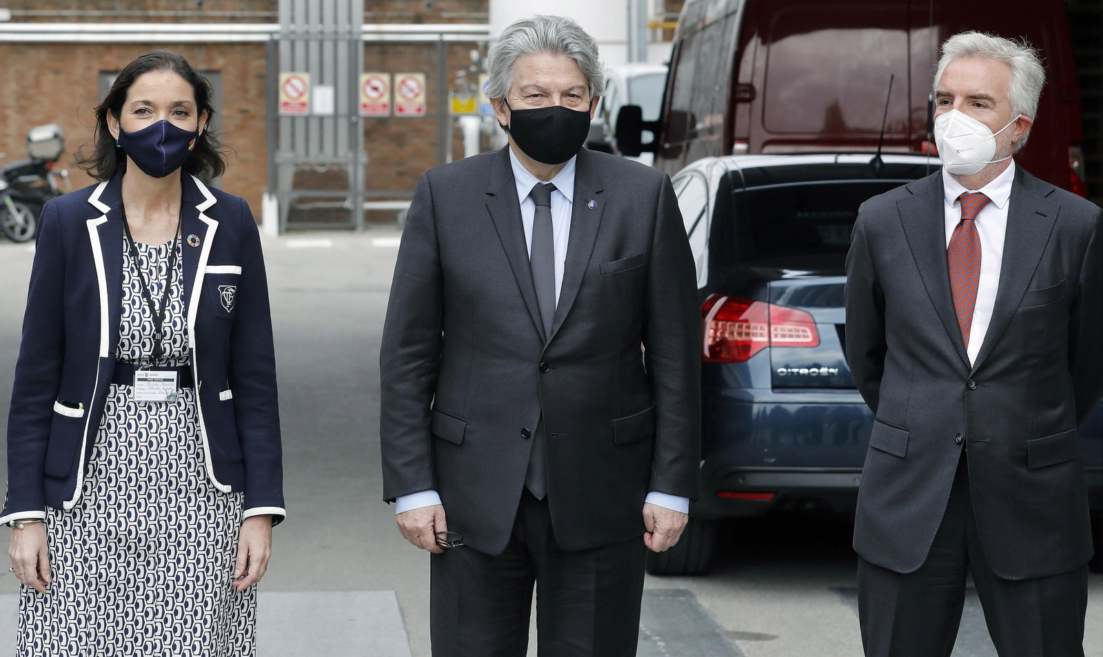 La ministra de Industria, Reyes Maroto, junto al comisario europeo de Mercado Interior, Thierry Breton, y al CEO de Reig Jofre, Ignasi Biosca Reig.