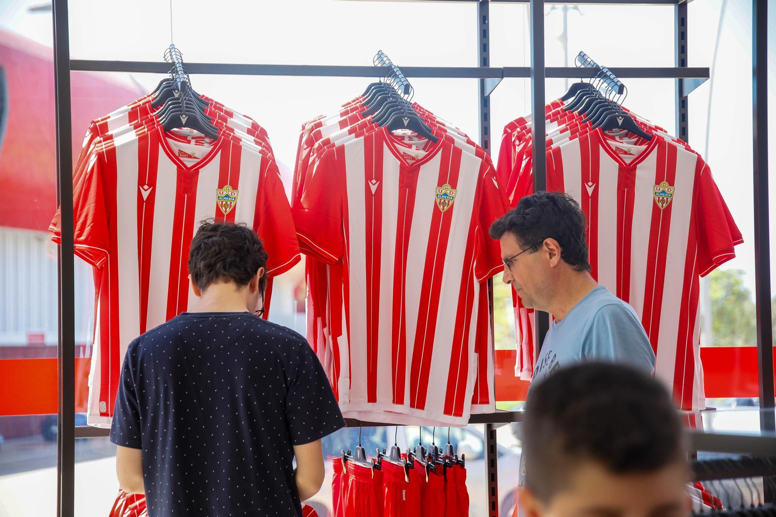 Las imágenes de la campaña de abonos de la UDA y apertura de la tienda del club