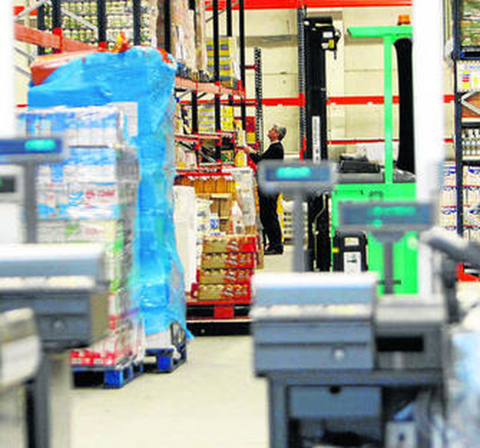 Preparativos para abrir el nuevo local de productos alimenticios.