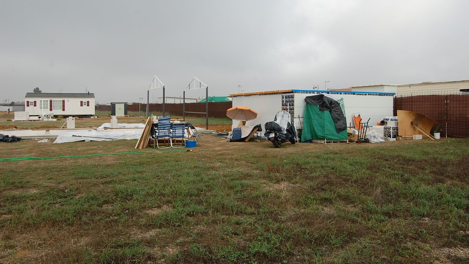 Otra vista del suelo donde se ha detenido la parcelación en Dos Hermanas.