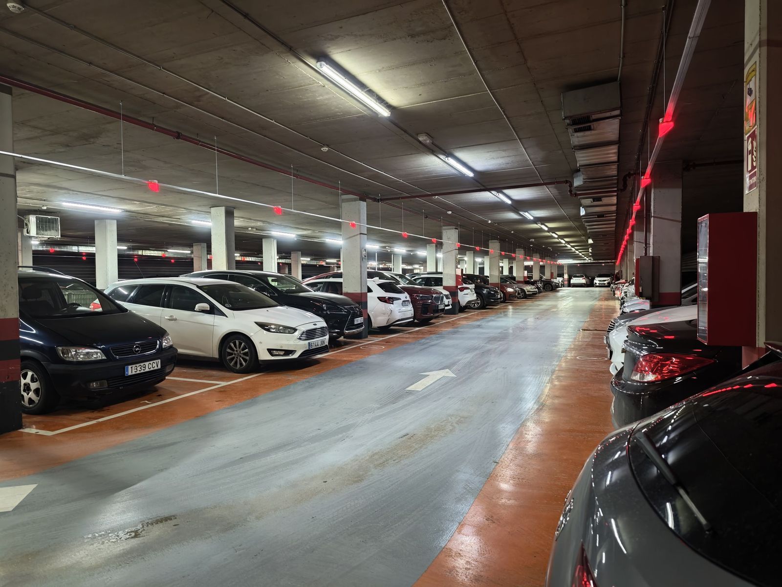 Vehículos en el parking de la Plaza Nueva.