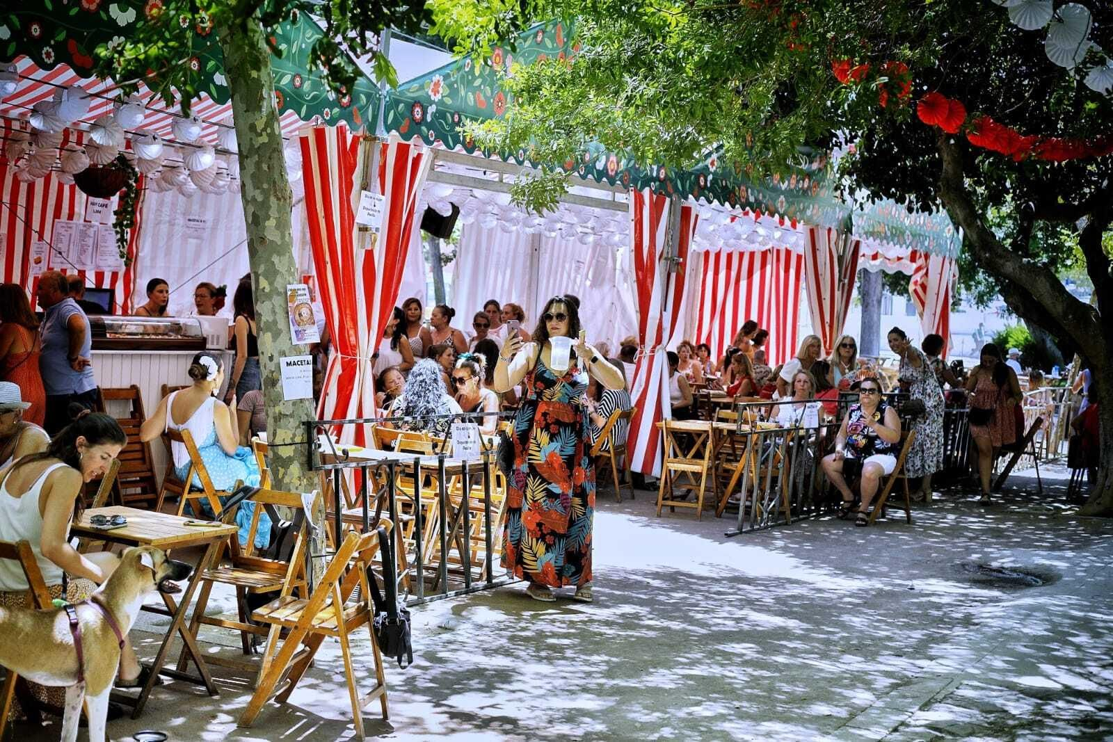 Búscate en las imágenes del Día de la Mujer de la Feria del Carmen de San Fernando