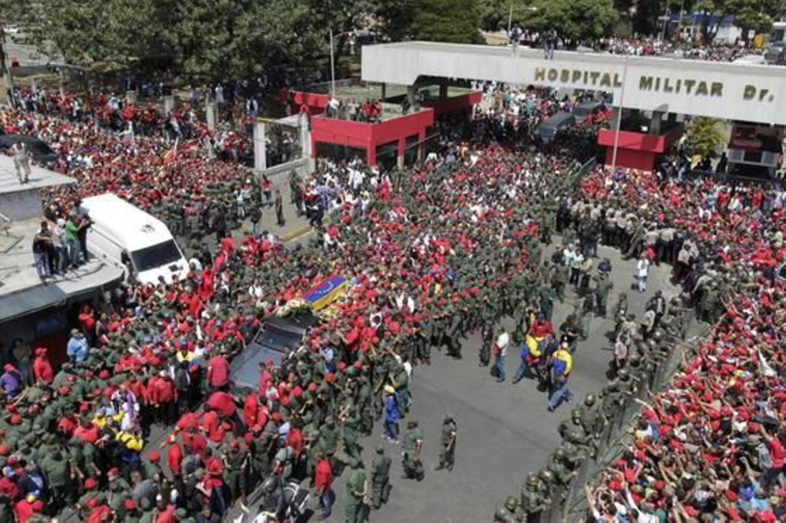 Multitudinario traslado del féretro de Chávez por las calles de Caracas.

Foto: Efe