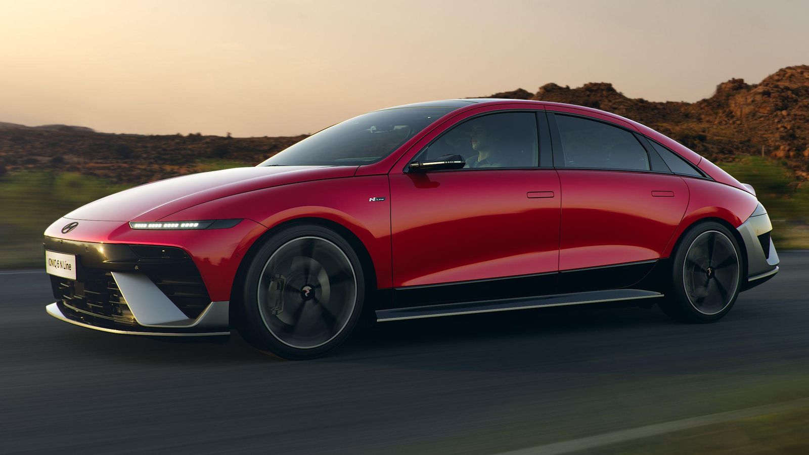 El acabado N Line incorpora algunos cambios en su aspecto, sobre todo en el frontal, respecto al resto de los Ioniq 6.