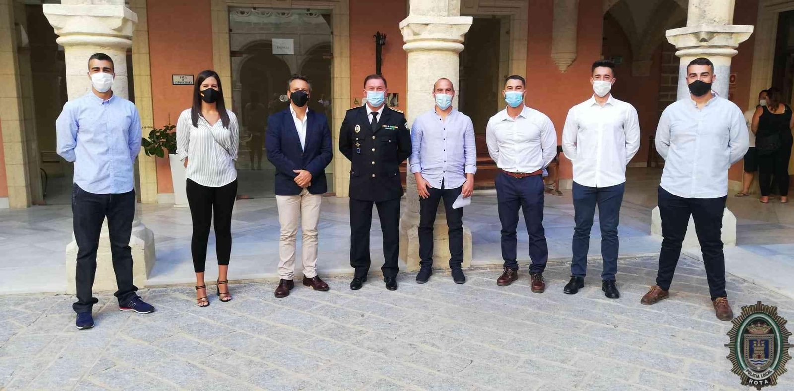 Los nuevos agentes en prácticas de la Policía Local, junto al jefe del cuerpo en el Palacio Municipal Castillo de Luna.