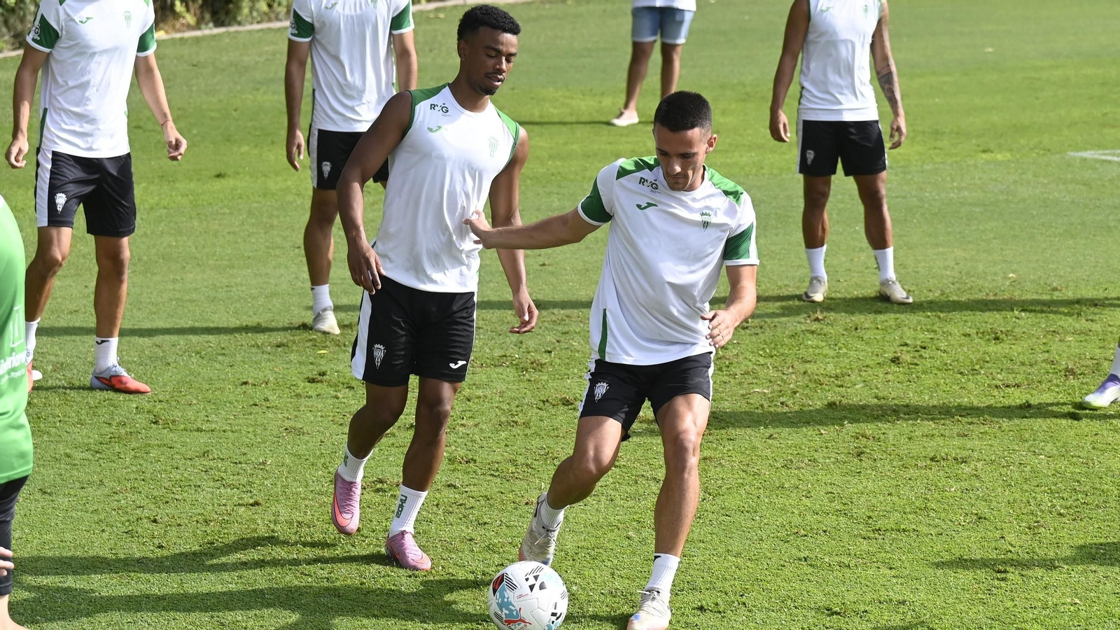 Dalisson presiona a Diego Bri durante la sesión de este miércoles en la Ciudad Deportiva.