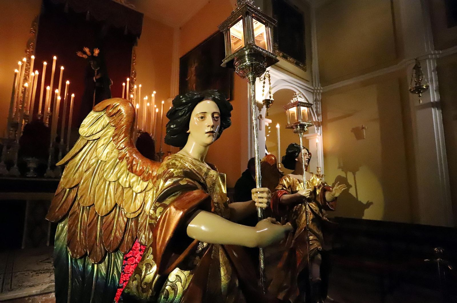 Imágenes de la presentación de dos ángeles ceriferarios en la Hermandad del Calvario