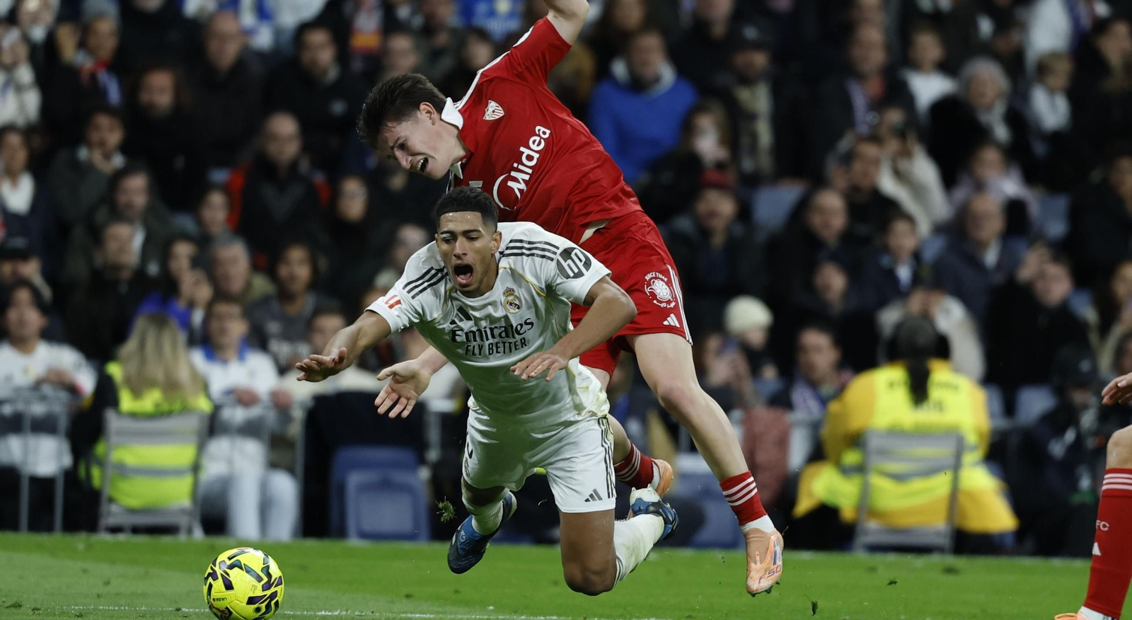 Bellingham se tira ante Oso en la jugada en la que Muñiz Ruiz se tuvo que desdecir tras pitar penalti.