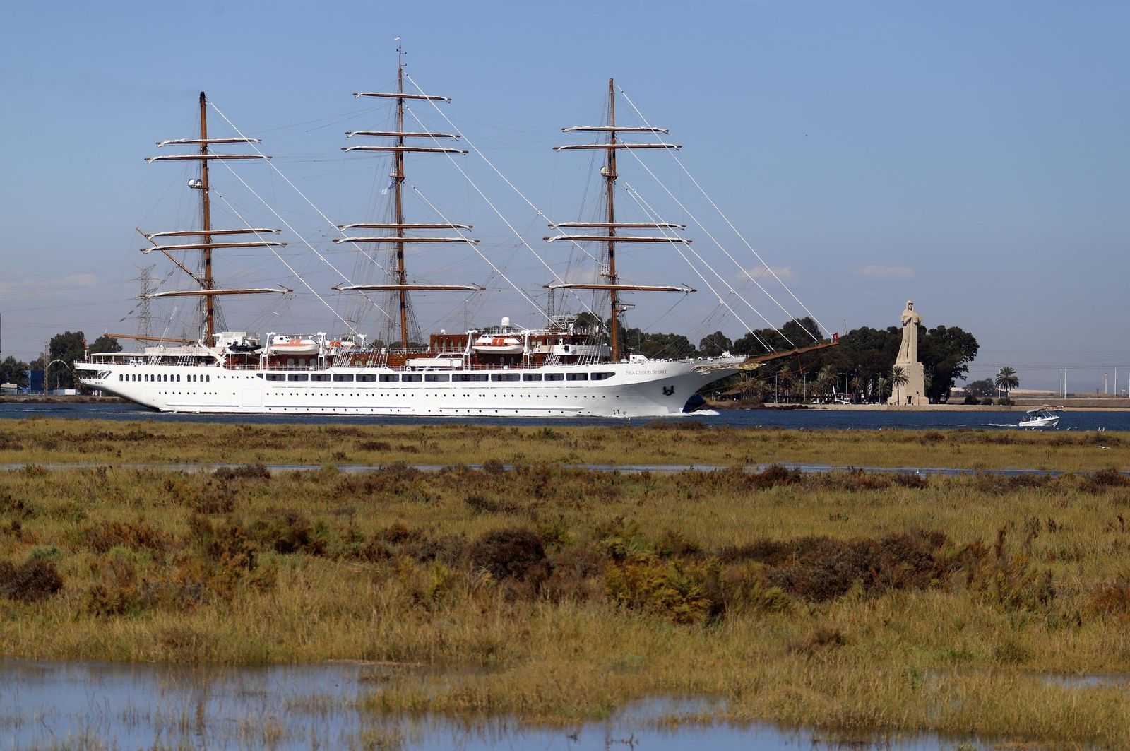 Partida del velero de cruceros Sea Cloud Spirit del Puerto de Huelva