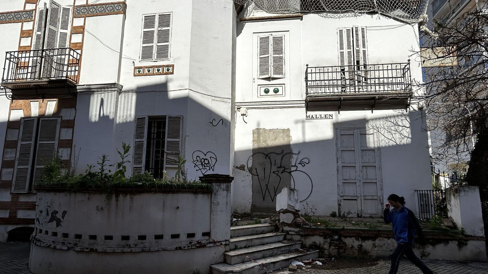 El tejado y la fachada se encuentran  en muy mal estado. Son varias las pintadas.