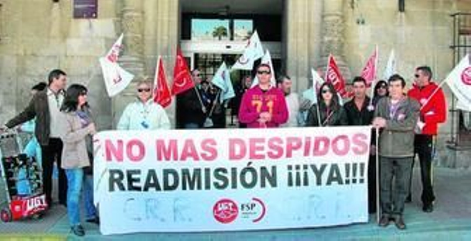 Trabajadores y representantes de UGT manifestándose ayer a las puertas del Ayuntamiento.