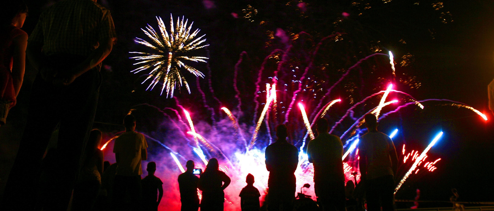 Espectáculo de fuegos artificiales proyectado en unas Colombinas pasadas.