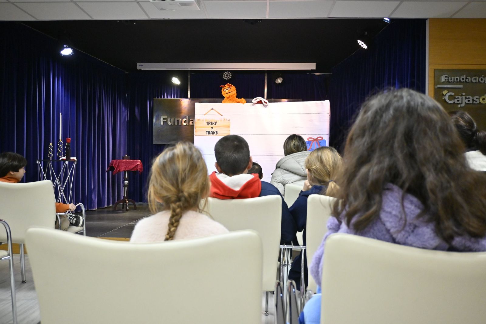 Las fotografías el taller que ofrece la Fundación Cajasol más espectáculo variado con Triky Trake