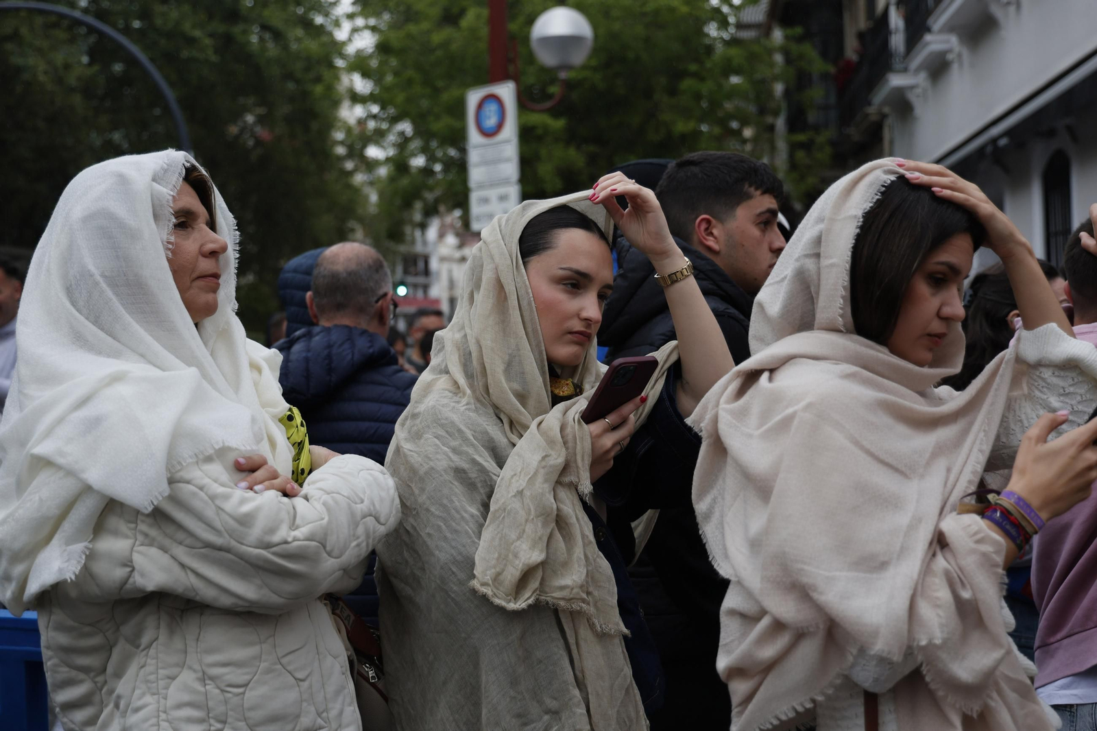 Las imágenes del regreso de San Gonzalo por el puente de Triana