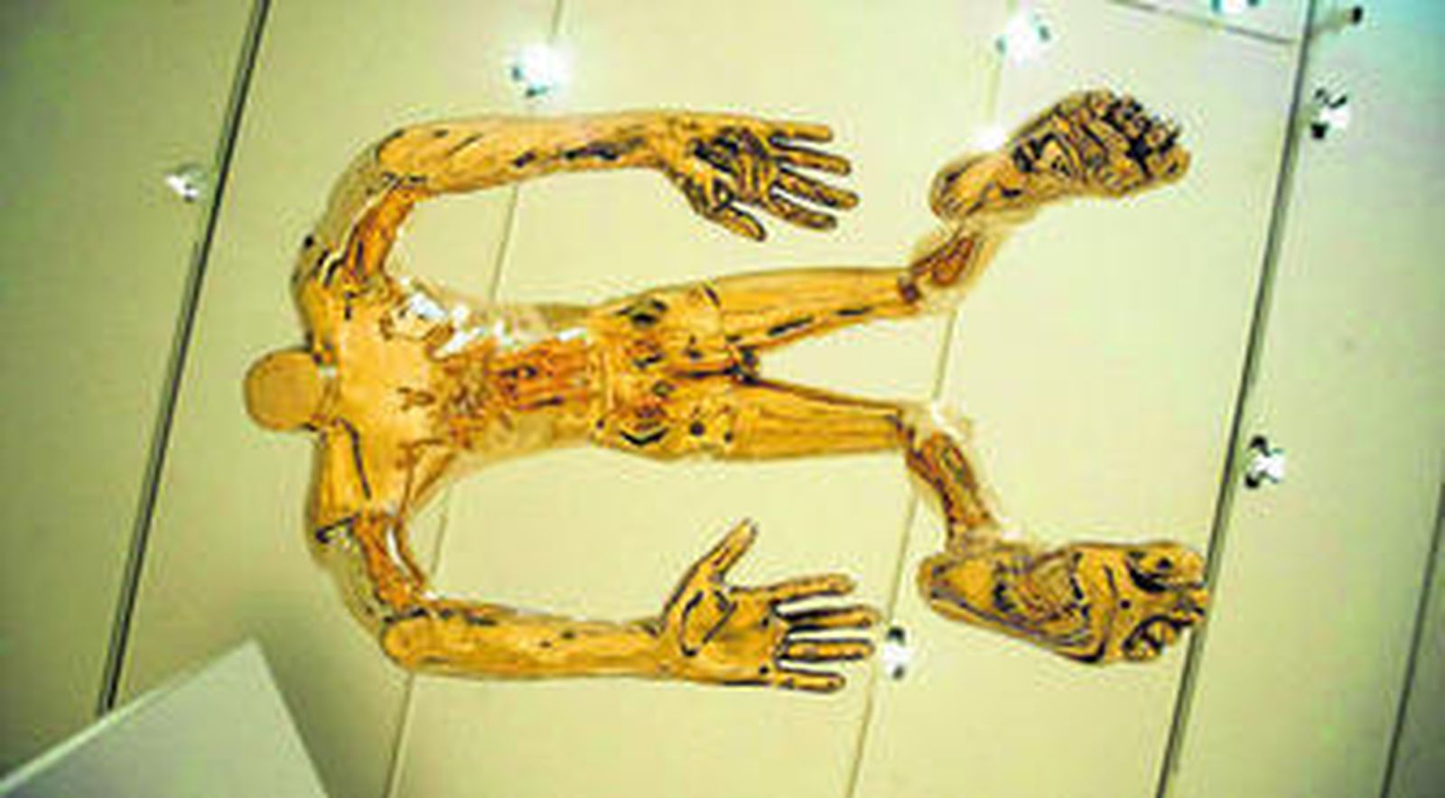 'Arch of Histerya' (1993), de Louise Bourgeois, expuesta en el Museo Picasso y vista aquí desde una perspectiva diferente.