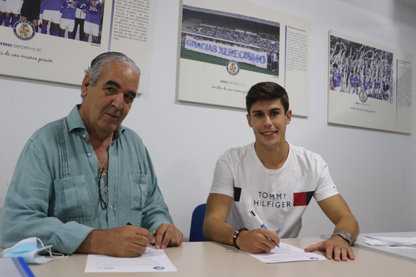 Álex Rueda firma su contrato junto a Ignacio de la Calle, presidente azulino. Álex Rueda firma su contrato junto a Ignacio de la Calle, presidente azulino.