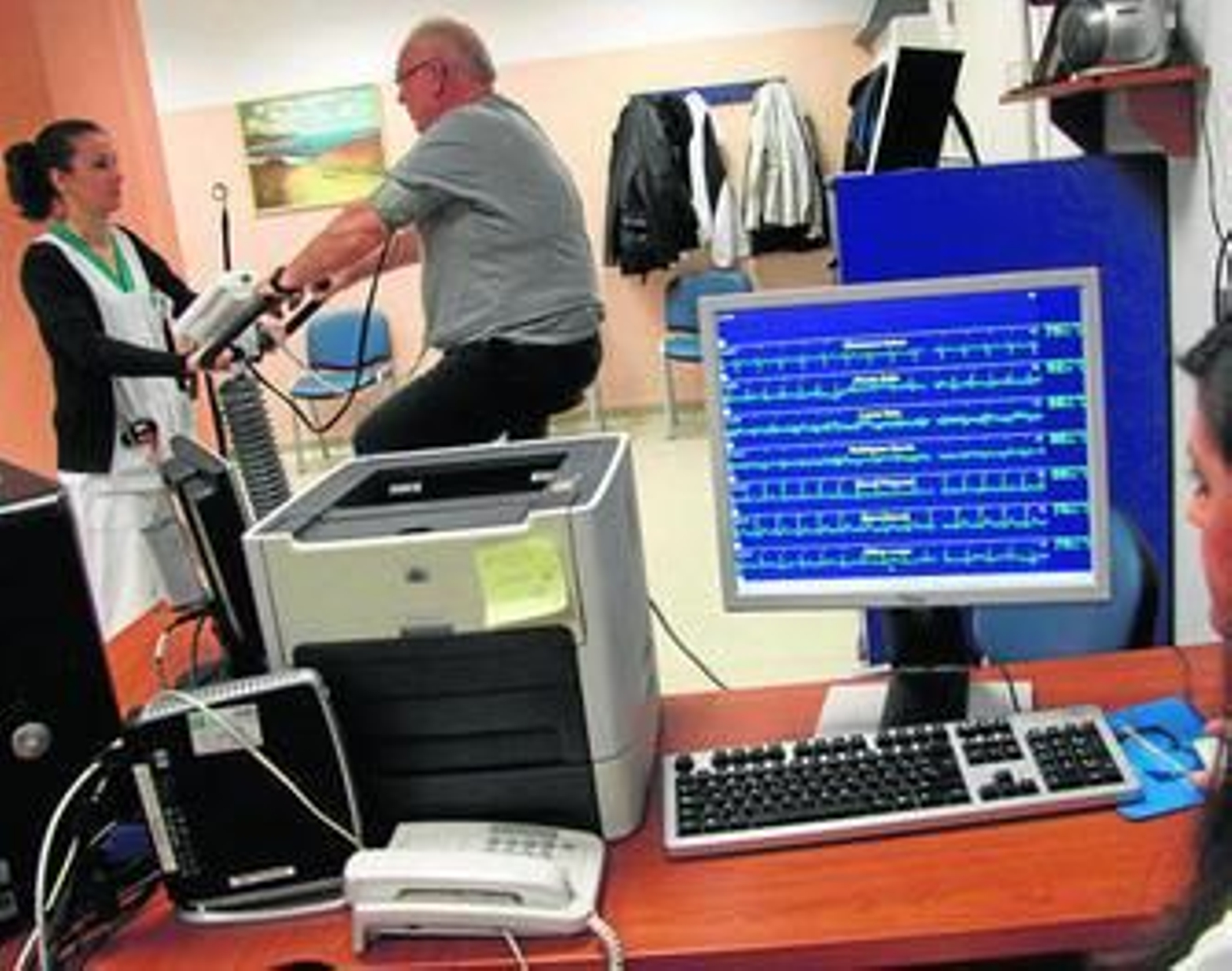 Profesionales supervisan actividades de rehabilitación cardiaca en un hospital.