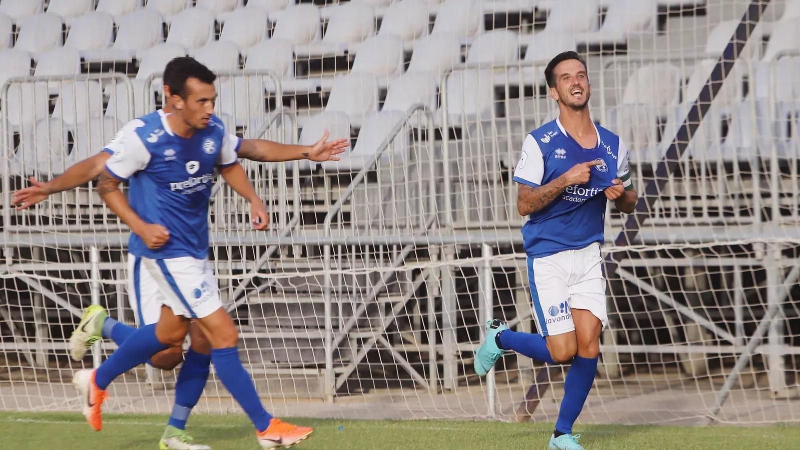 Bello se señala el escudo tras anotar el primero de los cinco goles del Xerez DFC al Antoniano en el curso 19/20.