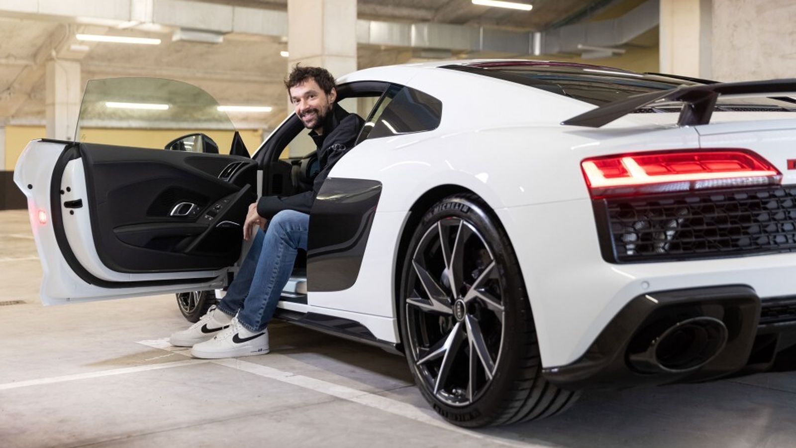 Sergio Llull, junto a su Audi R8 V10 Performance