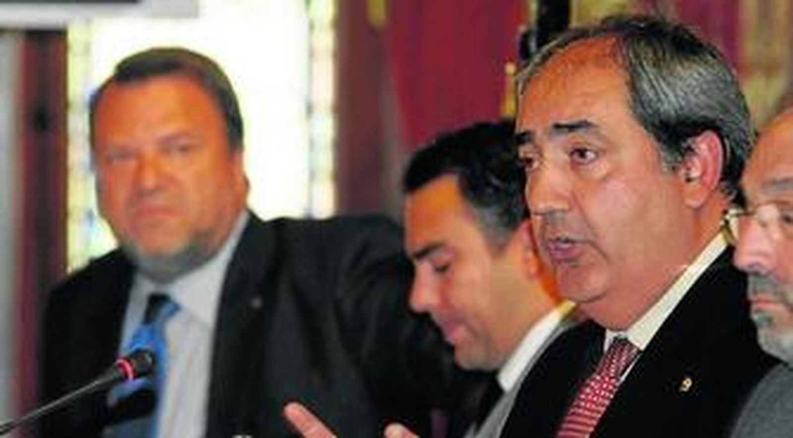 El delegado de Movilidad, Francisco Fernández, durante su intervención, ayer, en el Pleno del Ayuntamiento de Sevilla.