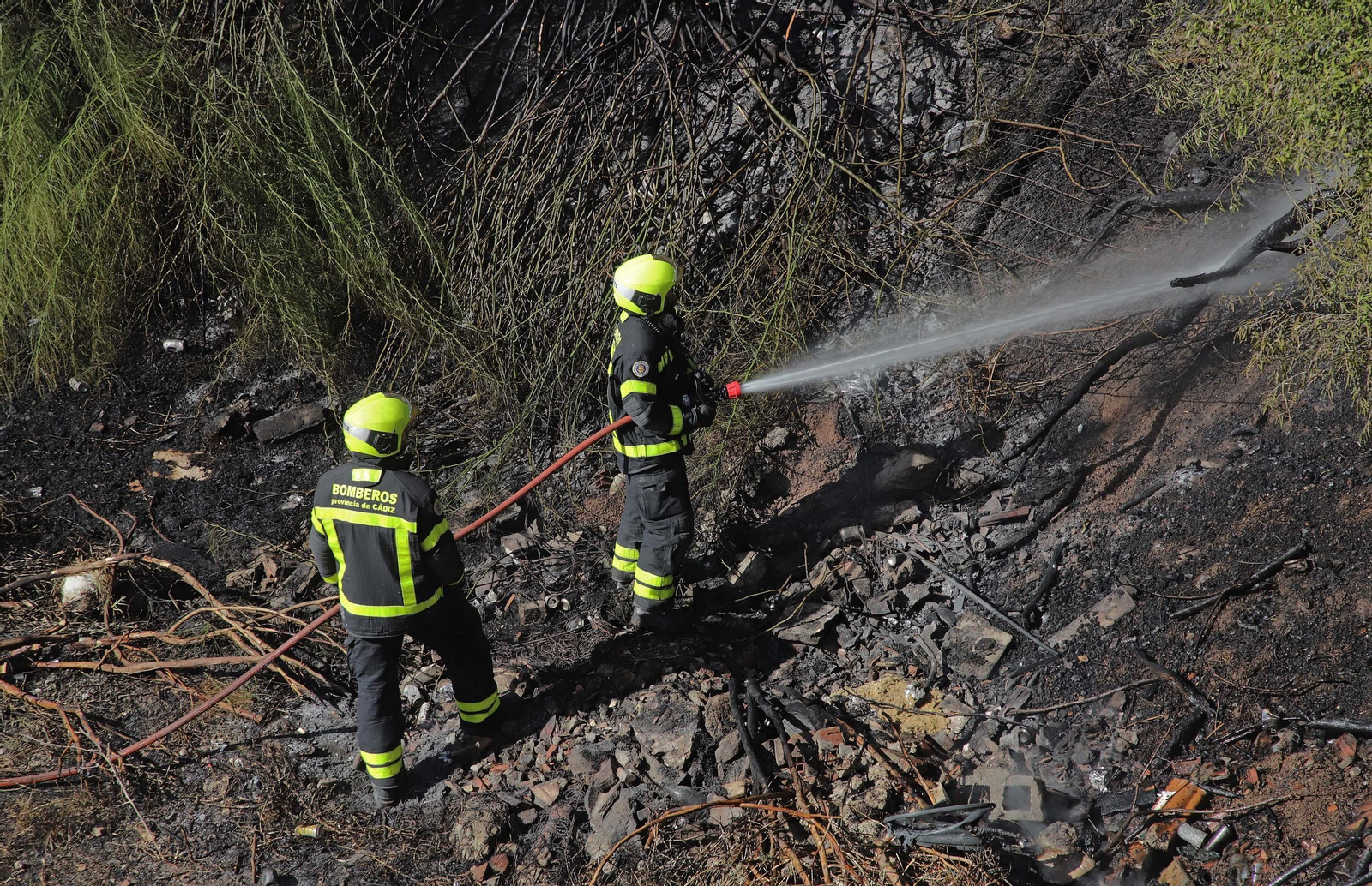 Fotos del incendio cercano al Bahía Park en la calle Sardina de Algeciras