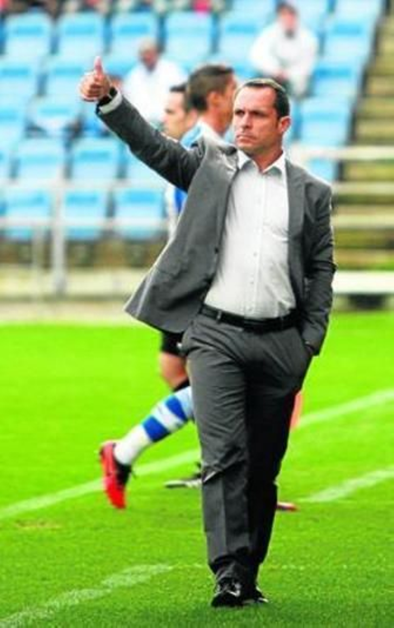 Sergi Barjuan gesticula durante el partido de ayer en el Nuevo Colombino.