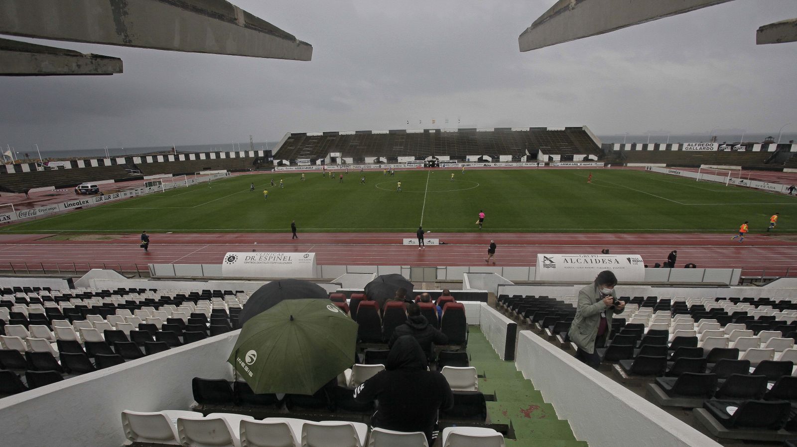 El estadio municipal de La Línea completamente vacío durante el partido que enfrentó a la Balona contra Las Palmas Atlético