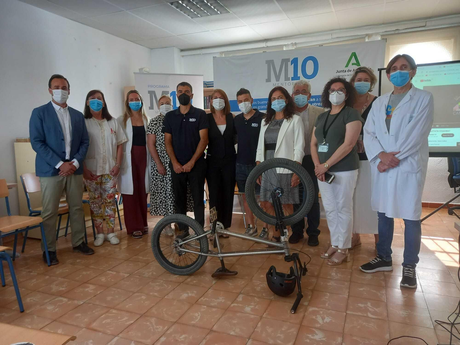 El alumnado del aula hospitalaria del Vázquez Díaz reciben la visita de los deportistas Juan Bautista 'Chamba' y Rubén Alcántara