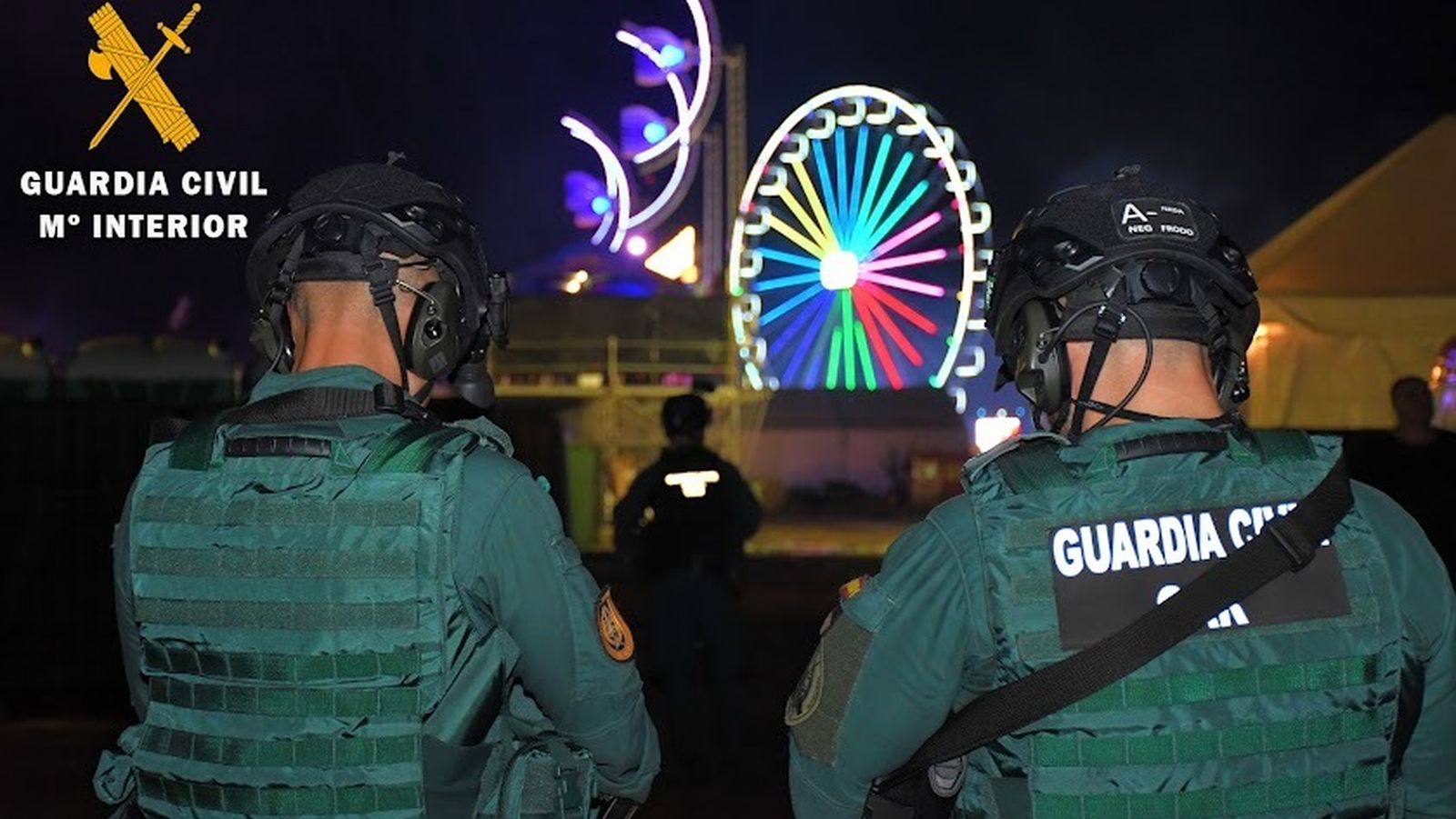 Dos agentes de la Guardia Civil, en el Dreambeach.