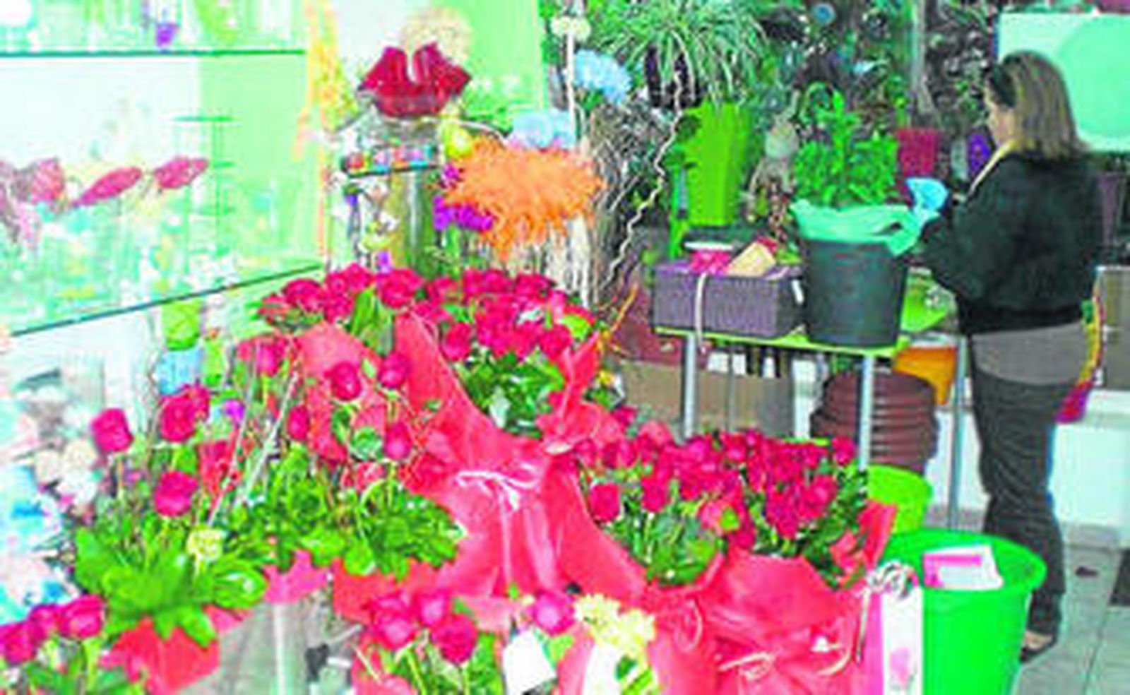 Pétalos de rosa y dulce de chocolate para decir 'Te quiero'