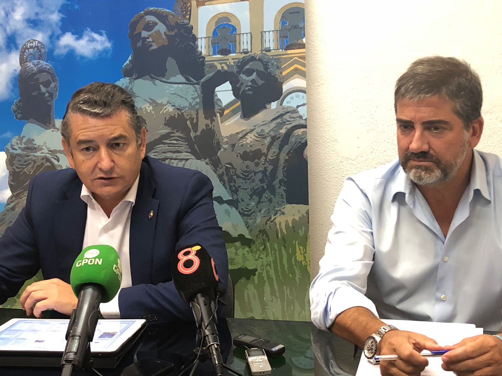 Antonio Sanz y Juan Pablo Arriaga, durante la rueda de prensa que ofrecieron ayer en La Línea.