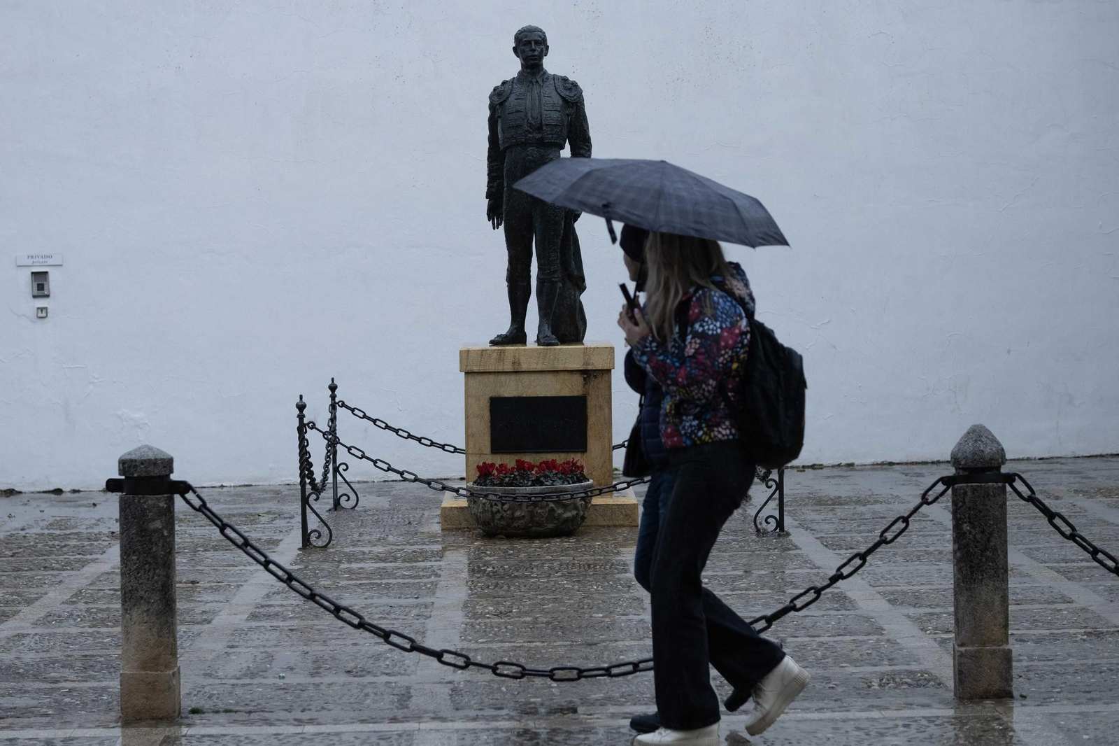 Dos personas se protegen de la lluvia en Ronda.