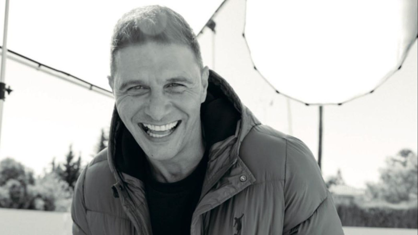 Joaquín Sánchez posando con una de sus prendas