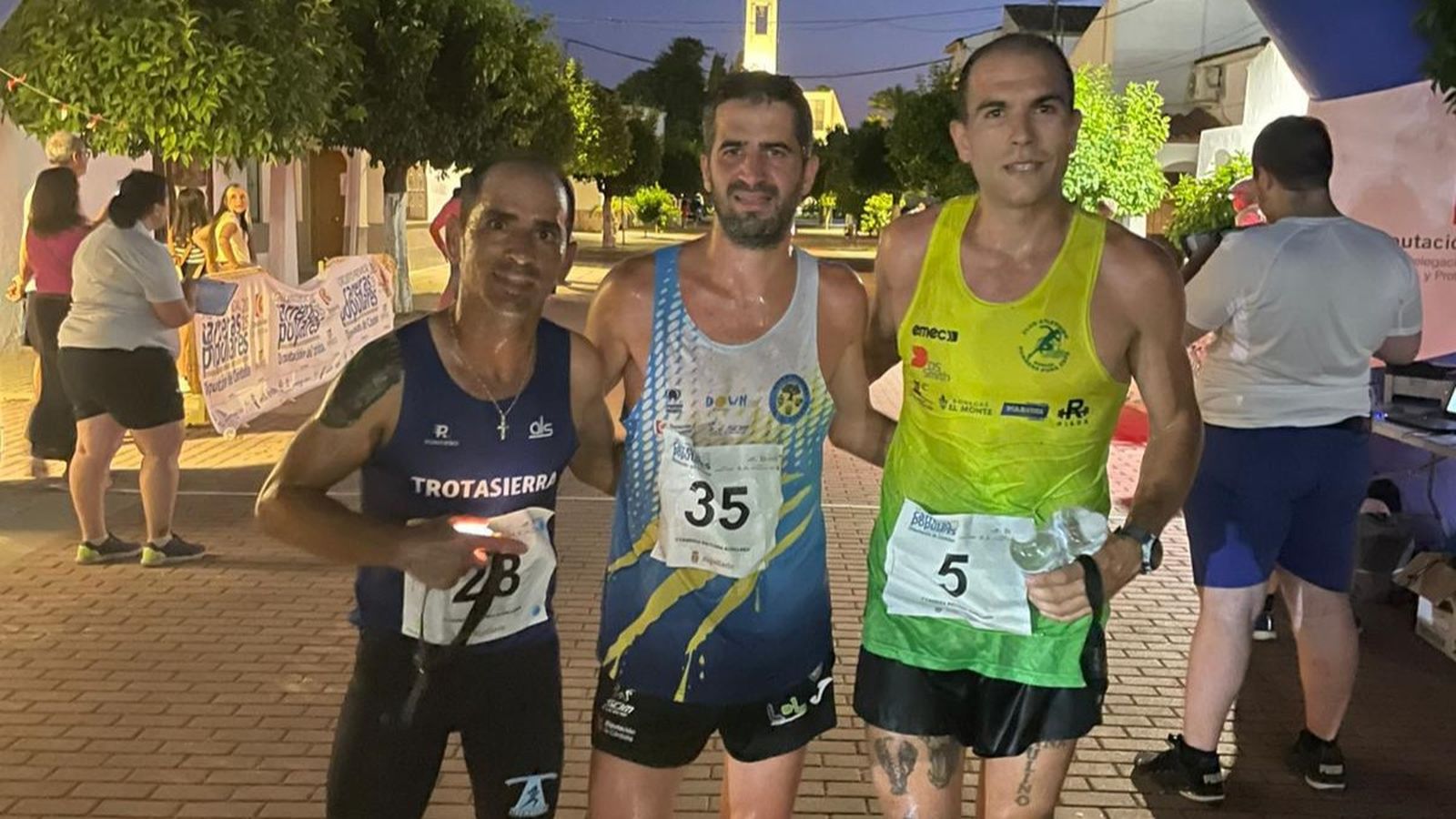 El podio masculino de la V Carrera Nocturna de Algallarín.
