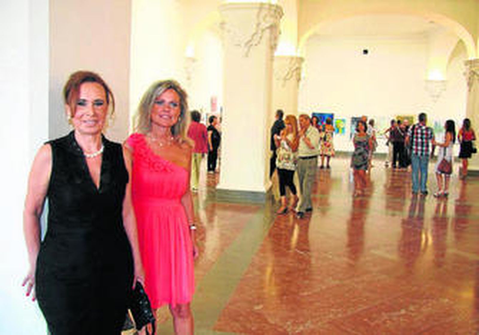 Carmen Carmona, comisaria de la muestra, y Mercedes Vázquez, coordinadora de Pequeños Deseos.