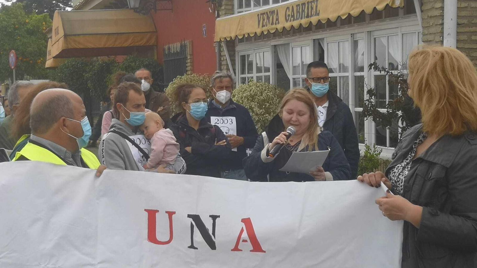 Sara García, presidenta de la Plataforma A-2003, leyendo el manifiesto.