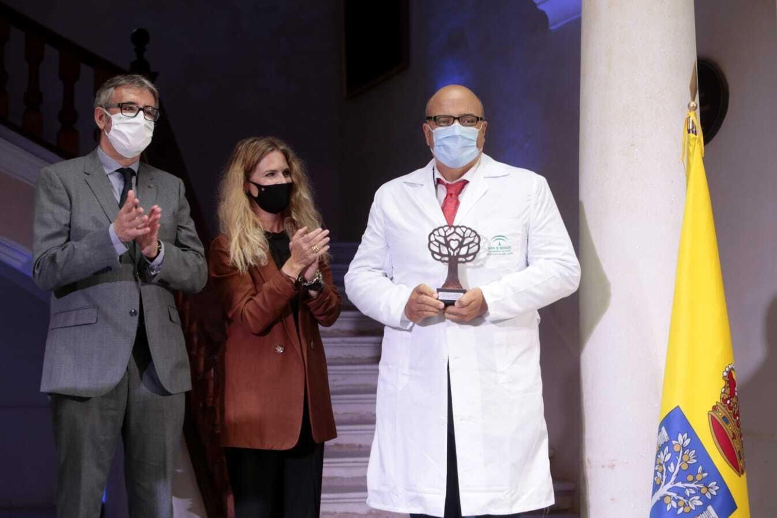 El director gerente del distrito Bahía de Cádiz-La Janda con la réplica de la escultura creada para homenajear a los sanitarios.