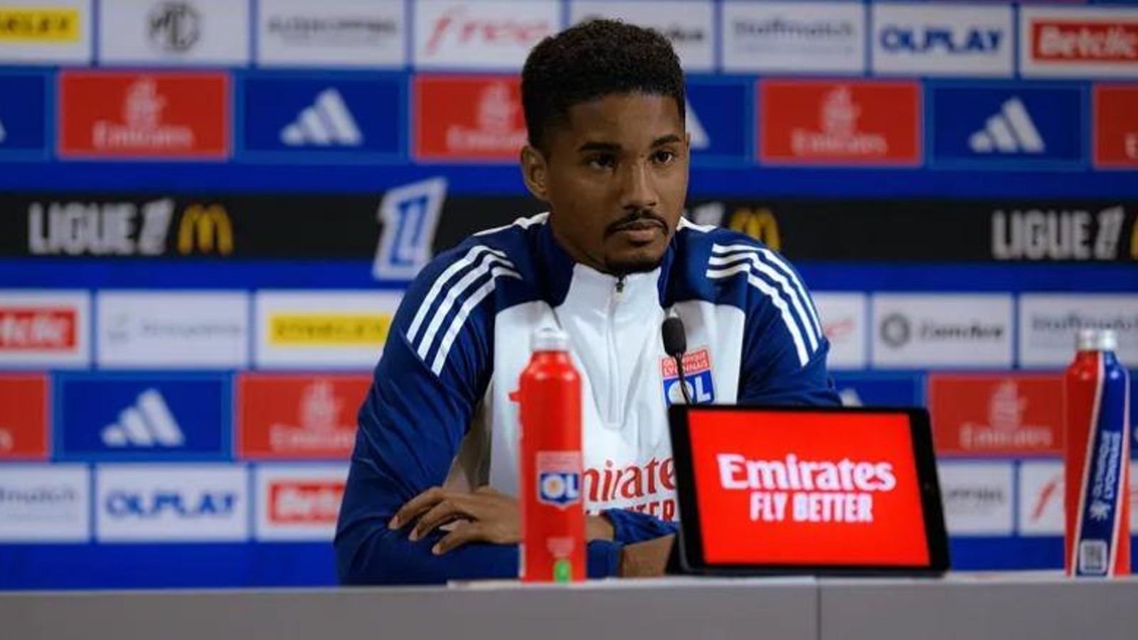 Abner en la sala de prensa del Olympique Lyon