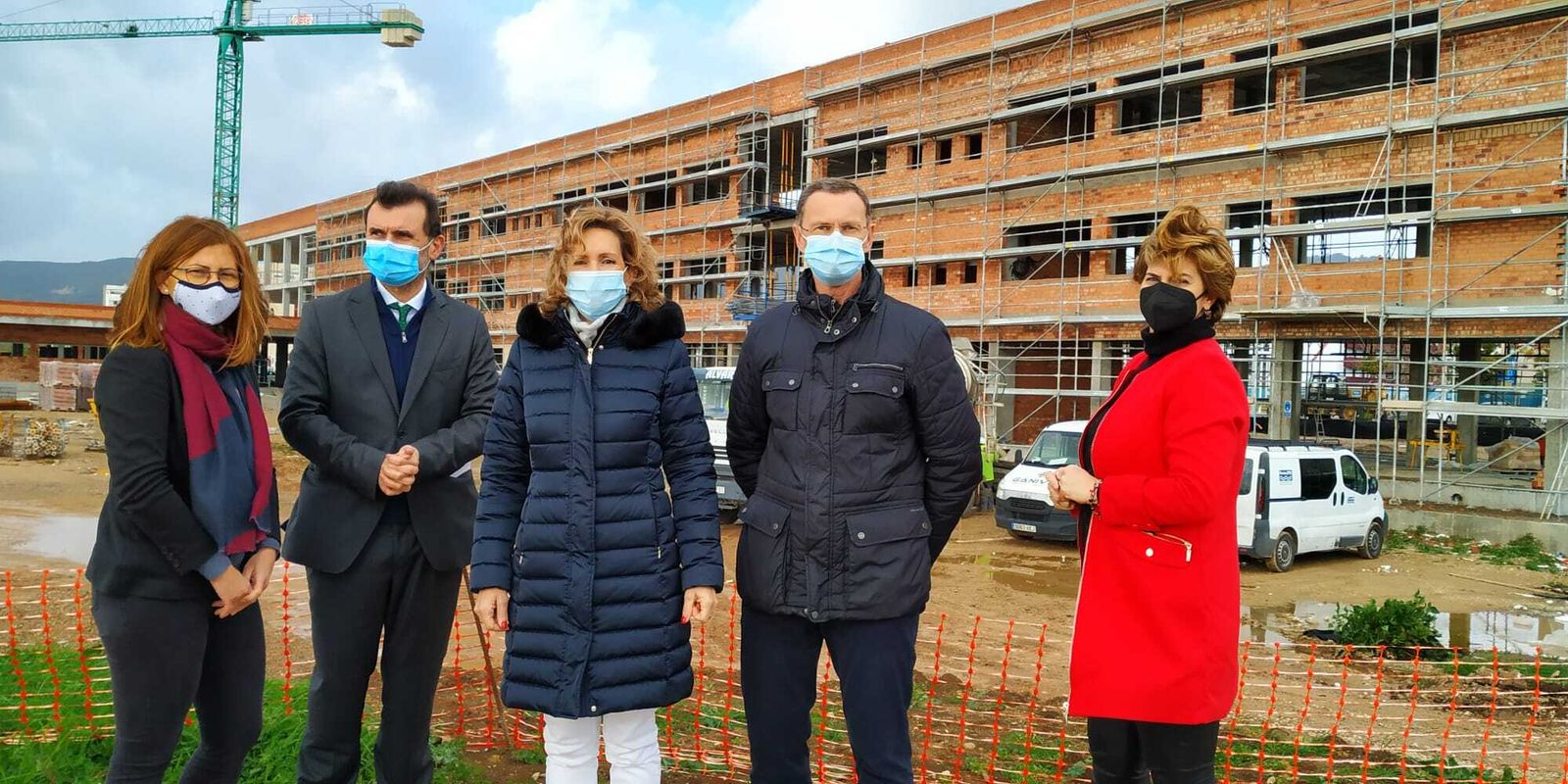 Inmaculada Troncoso, en el centro, durante su visita a las obras del instituto Miralbaida.