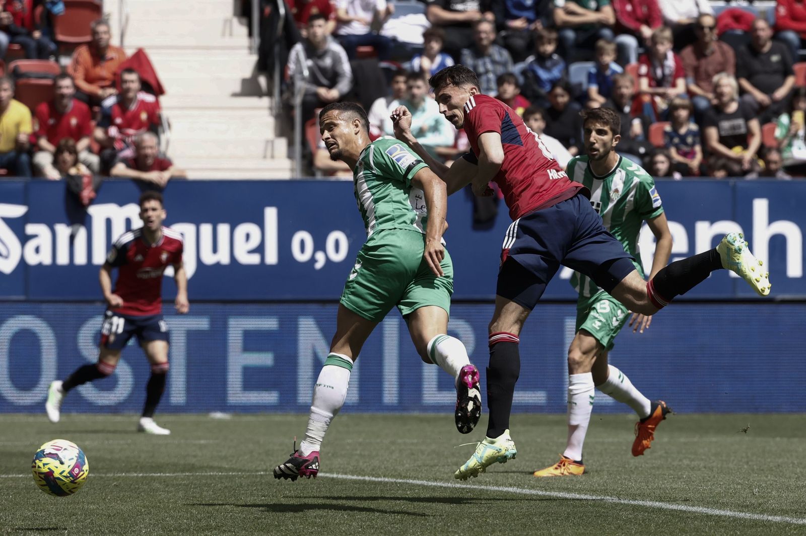 Budimir se adelanta a Luiz Felipe, que llega tarde a la marca, para rematar de cabeza y poner el 2-0 en el marcador.