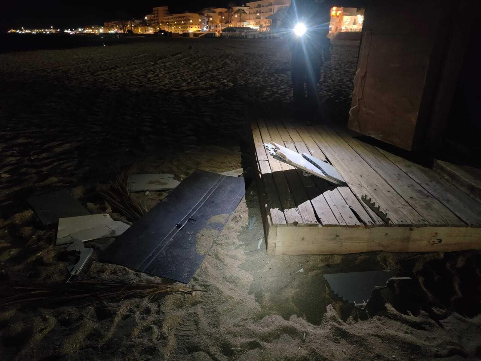 Así ha quedado el módulo de playas tras los actos vandálicos.