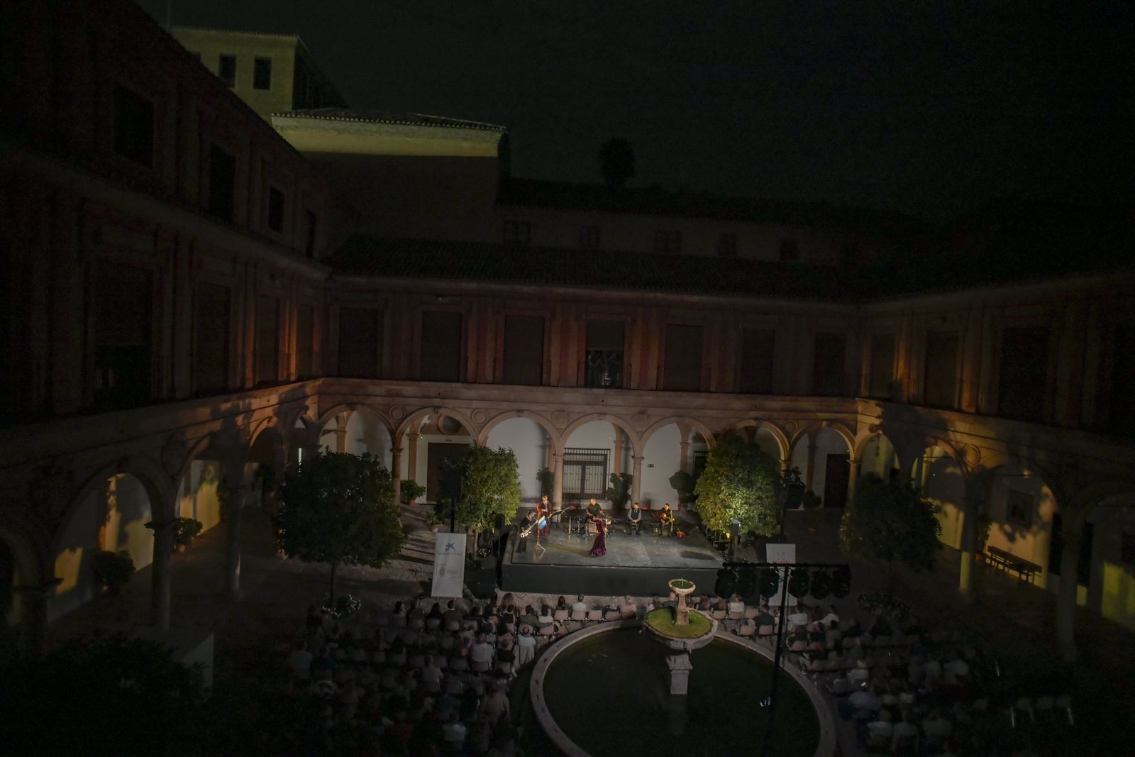 El flamenco de Fuensanta La Moneta hace vibrar la Abadía del Sacromonte: las mejores imágenes