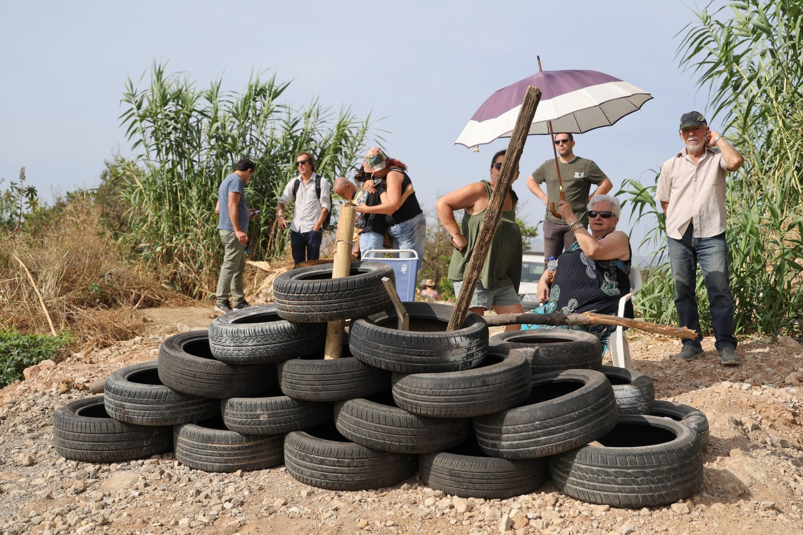 Vecinos protestan frente a las excavadoras en la Vega de Mestanza, en fotos