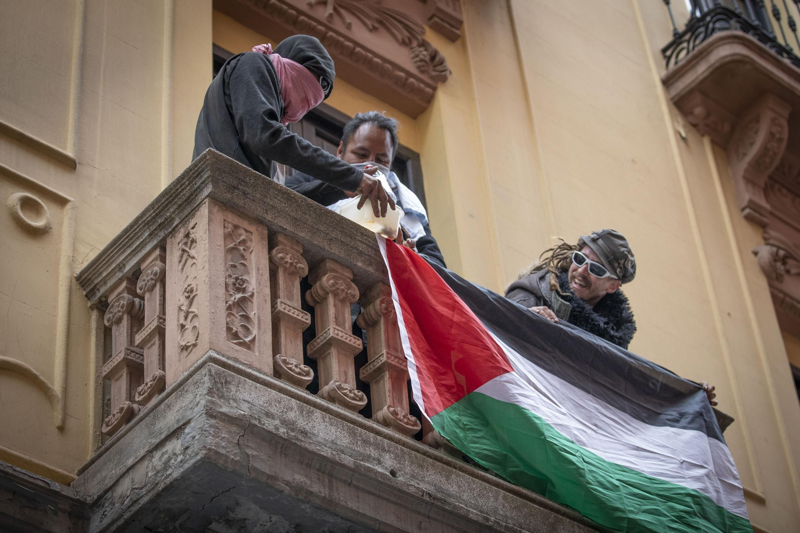 Todas las imágenes de la intervención policial contra unos okupas en Granada: tensión, detenidos y un herido