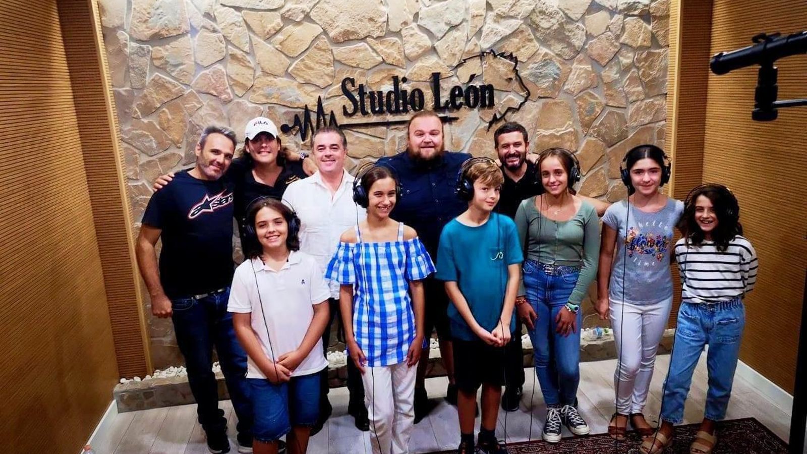 Ezequiel Benítez junto al coro de niños que intervienen en la nana