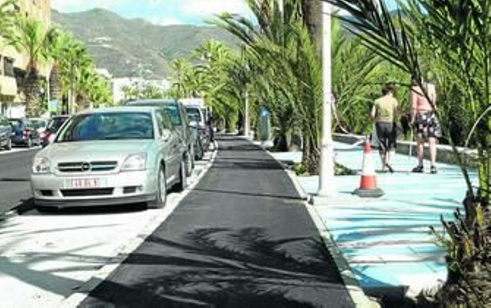 El paseo no sólo luce nuevo viario y acerado, ya que también cuenta con un carril bici.