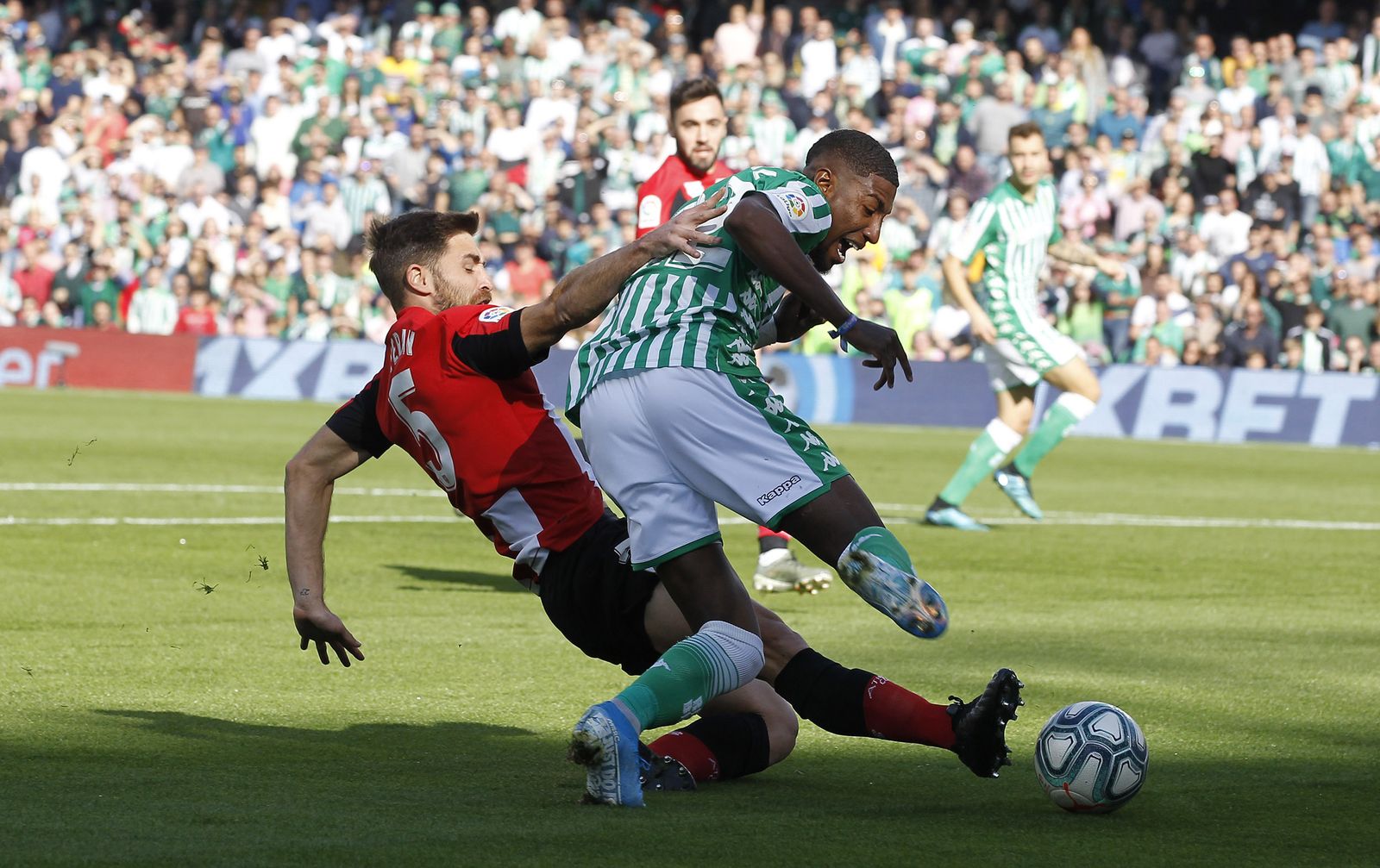 Emerson asiste a Joaquín en la acción del primer gol bético.